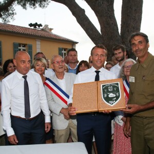 Emmanuel Macron, président de la République Française, et la Première dame Brigitte Macron (avec une attelle au bras droit) arrivent à la mairie de Bormes-les-Mimosas où ils sont accueillis par François Arizzi (maire de Bormes-les-Mimosas) et Jean-Luc Videlaine (préfet du Var) lors de la cérémonie de commémoration du 75ème anniversaire de la libération de la ville de Bormes-les-Mimosas, le 17 août 2019. © Dominique Jacovides/Bestimage