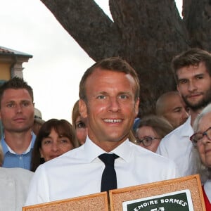 Emmanuel Macron, président de la République Française, et la Première dame Brigitte Macron (avec une attelle au bras droit) arrivent à la mairie de Bormes-les-Mimosas lors de la cérémonie de commémoration du 75ème anniversaire de la libération de la ville de Bormes-les-Mimosas, le 17 août 2019. © Dominique Jacovides/Bestimage