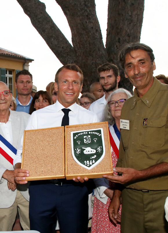 Emmanuel Macron, président de la République Française, et la Première dame Brigitte Macron (avec une attelle au bras droit) arrivent à la mairie de Bormes-les-Mimosas où ils sont accueillis par François Arizzi (maire de Bormes-les-Mimosas) lors de la cérémonie de commémoration du 75ème anniversaire de la libération de la ville de Bormes-les-Mimosas, le 17 août 2019. © Dominique Jacovides/Bestimage