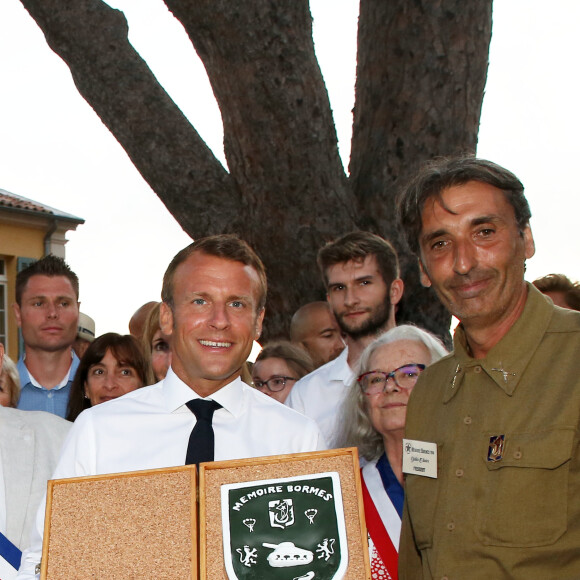 Emmanuel Macron, président de la République Française, et la Première dame Brigitte Macron (avec une attelle au bras droit) arrivent à la mairie de Bormes-les-Mimosas où ils sont accueillis par François Arizzi (maire de Bormes-les-Mimosas) lors de la cérémonie de commémoration du 75ème anniversaire de la libération de la ville de Bormes-les-Mimosas, le 17 août 2019. © Dominique Jacovides/Bestimage