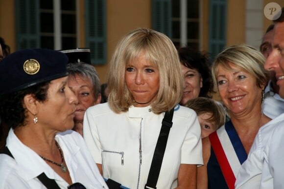 Emmanuel Macron, président de la République Française, et la Première dame Brigitte Macron (avec une attelle au bras droit) arrivent à la mairie de Bormes-les-Mimosas où ils sont accueillis par François Arizzi (maire de Bormes-les-Mimosas) lors de la cérémonie de commémoration du 75ème anniversaire de la libération de la ville de Bormes-les-Mimosas, le 17 août 2019. © Dominique Jacovides/Bestimage