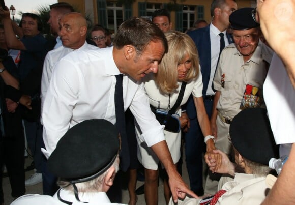 Emmanuel Macron, président de la République Française, et la Première dame Brigitte Macron (avec une attelle au bras droit) arrivent à la mairie de Bormes-les-Mimosas où ils sont accueillis par François Arizzi (maire de Bormes-les-Mimosas) lors de la cérémonie de commémoration du 75ème anniversaire de la libération de la ville de Bormes-les-Mimosas, le 17 août 2019. © Dominique Jacovides/Bestimage