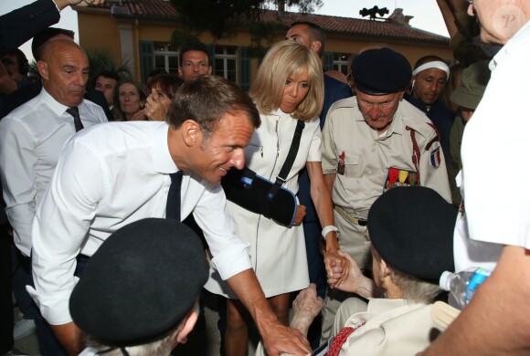 Emmanuel Macron, président de la République Française, et la Première dame Brigitte Macron (avec une attelle au bras droit) arrivent à la mairie de Bormes-les-Mimosas où ils sont accueillis par François Arizzi (maire de Bormes-les-Mimosas) lors de la cérémonie de commémoration du 75ème anniversaire de la libération de la ville de Bormes-les-Mimosas, le 17 août 2019. © Dominique Jacovides/Bestimage