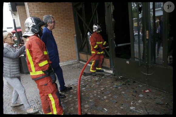 Exclusif - Patrick Balkany (maire de Levallois-Perret) avec sa femme et adjointe Isabelle Balkany sur les lieux de l'incendie qui s'est déclaré dans la nuit du 17 au 18 août 2019. Levallois-Perret, le 18 août 2019.