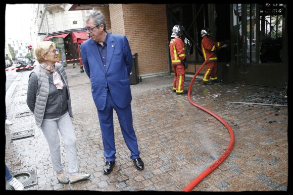 Exclusif - Patrick Balkany (maire de Levallois-Perret) avec sa femme et adjointe Isabelle Balkany sur les lieux de l'incendie qui s'est déclaré dans la nuit du 17 au 18 août 2019. Levallois-Perret, le 18 août 2019.