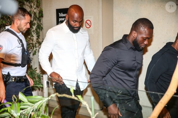 Kaaris de son vrai nom Okou Armand Gnakouri - Les rappeurs Kaaris et Booba, ainsi que neuf autres prévenus, ont été jugés ce jeudi devant le tribunal correctionnel de Créteil pour violences aggravées et vols en réunion après leur bagarre à Orly le 1er août dernier le 6 septembre 2018. Après plus de dix heures d'audience, jeudi le procureur a requis une peine de douze mois de prison avec sursis contre les deux rappeurs, se refusant de faire une différence entre les deux camps. « Ce qui est acquis au débat, c’est que [Booba] a porté le premier coup. Mais aussi que c’est [Kaaris] qui est allé à son contact pour engager l’altercation », a-t-il justifié les comparant à des « petits-bourgeois du clash ».06/09/2018 - Créteil