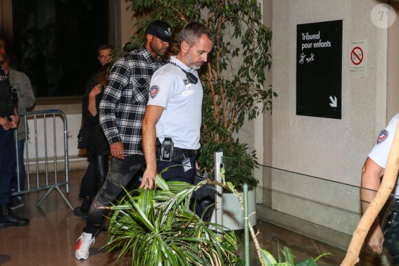 Booba, de son vrai nom Élie Yaffa - Les rappeurs Kaaris et Booba, ainsi que neuf autres prévenus, ont été jugés ce jeudi devant le tribunal correctionnel de Créteil pour violences aggravées et vols en réunion après leur bagarre à Orly le 1er août dernier le 6 septembre 2018. Après plus de dix heures d'audience, jeudi le procureur a requis une peine de douze mois de prison avec sursis contre les deux rappeurs, se refusant de faire une différence entre les deux camps. " Ce qui est acquis au débat, c'est que [Booba] a porté le premier coup. Mais aussi que c'est [Kaaris] qui est allé à son contact pour engager l'altercation ", a-t-il justifié les comparant à des " petits-bourgeois du clash ".06/09/2018 - Créteil