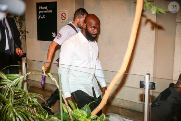 Kaaris de son vrai nom Okou Armand Gnakouri - Les rappeurs Kaaris et Booba, ainsi que neuf autres prévenus, ont été jugés ce jeudi devant le tribunal correctionnel de Créteil pour violences aggravées et vols en réunion après leur bagarre à Orly le 1er août dernier le 6 septembre 2018. Après plus de dix heures d'audience, jeudi le procureur a requis une peine de douze mois de prison avec sursis contre les deux rappeurs, se refusant de faire une différence entre les deux camps. " Ce qui est acquis au débat, c'est que [Booba] a porté le premier coup. Mais aussi que c'est [Kaaris] qui est allé à son contact pour engager l'altercation ", a-t-il justifié les comparant à des " petits-bourgeois du clash ".06/09/2018 - Créteil