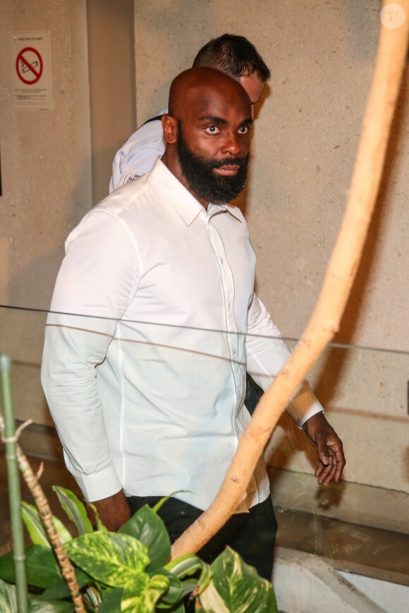 Kaaris de son vrai nom Okou Armand Gnakouri - Les rappeurs Kaaris et Booba, ainsi que neuf autres prévenus, ont été jugés ce jeudi devant le tribunal correctionnel de Créteil pour violences aggravées et vols en réunion après leur bagarre à Orly le 1er août dernier le 6 septembre 2018. Après plus de dix heures d'audience, jeudi le procureur a requis une peine de douze mois de prison avec sursis contre les deux rappeurs, se refusant de faire une différence entre les deux camps. " Ce qui est acquis au débat, c'est que [Booba] a porté le premier coup. Mais aussi que c'est [Kaaris] qui est allé à son contact pour engager l'altercation ", a-t-il justifié les comparant à des " petits-bourgeois du clash ".06/09/2018 - Créteil