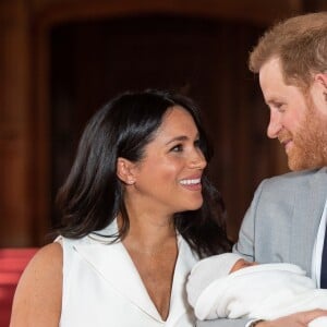 Le prince Harry et Meghan Markle, duc et duchesse de Sussex, présentent leur fils Archie Harrison Mountbatten-Windsor dans le hall St George au château de Windsor le 8 mai 2019.