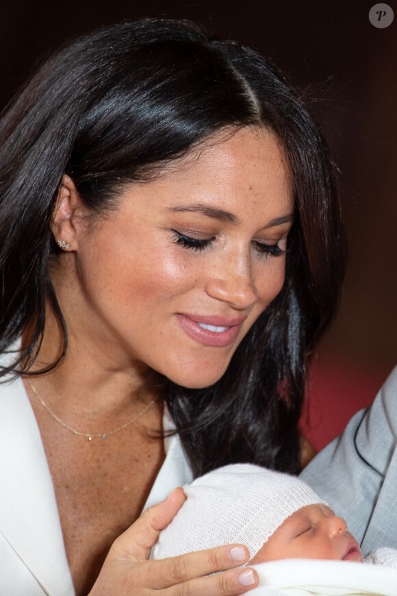 Le prince Harry et Meghan Markle, duc et duchesse de Sussex, présentent leur fils Archie Harrison Mountbatten-Windsor dans le hall St George au château de Windsor le 8 mai 2019.