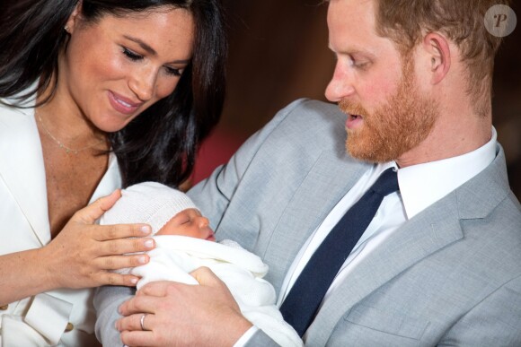 Le prince Harry et Meghan Markle, duc et duchesse de Sussex, présentent leur fils Archie Harrison Mountbatten-Windsor dans le hall St George au château de Windsor le 8 mai 2019.