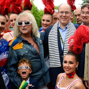 Le chanteur français Michel Polnareff et le prince Albert II de Monaco posent avec les danseuses du Moulin-Rouge avant le début de la deuxième étape de la 103ème édition de la course cycliste du tour de France le 3 Juillet 2016, entre Saint-Lo et Cherbourg-en-Cotentin, en Normandie. Le prince Albert également Baron de Saint-Lô par ses ancêtres était présent pour participer à cette étape en voiture et suivre ainsi les coureurs. © Coadic Guirec / Bestimage