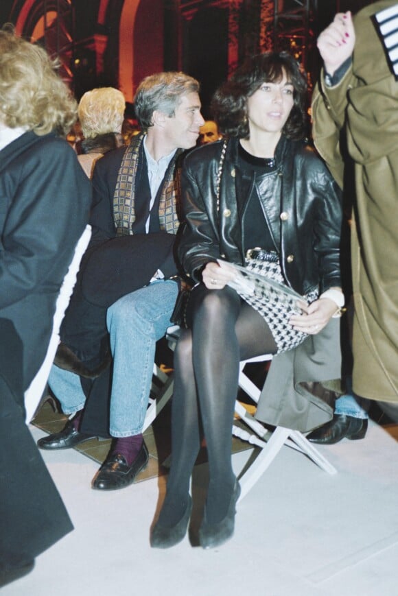 <p>Ghislaine Maxwell et Jeffrey Epstein au défilé Valentino à Paris en 1992.</p>