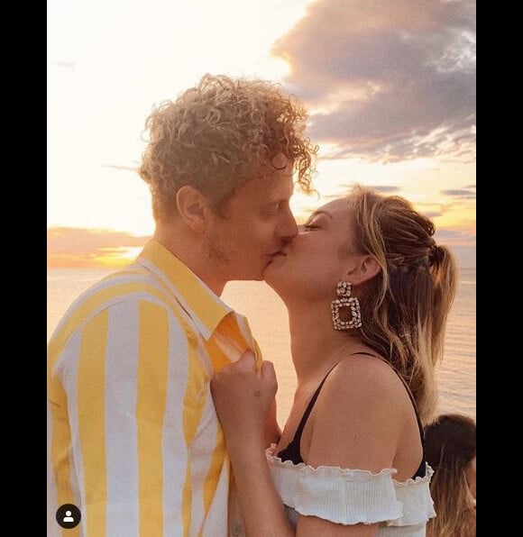 Norman Thavaud et Martha Gambet s'embrassent lors de leurs vacances à Biarritz. Instagram, le 9 août 2019.