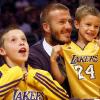 En décembre 2008, David emmène ses adorables fils voir un match des Lakers ! Quelle complicité... Les petits ont déjà tout de leur papa... surtout le joli sourire !