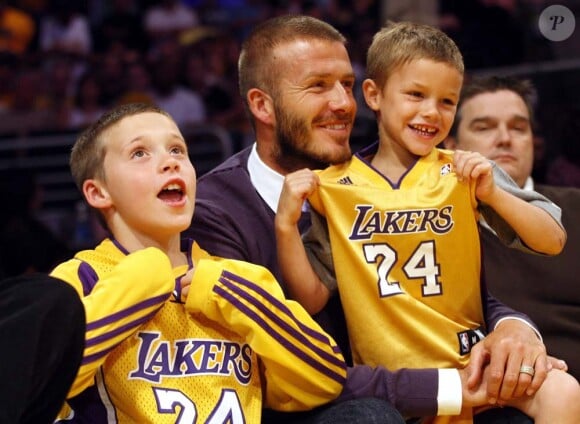 En décembre 2008, David emmène ses adorables fils voir un match des Lakers ! Quelle complicité... Les petits ont déjà tout de leur papa... surtout le joli sourire !