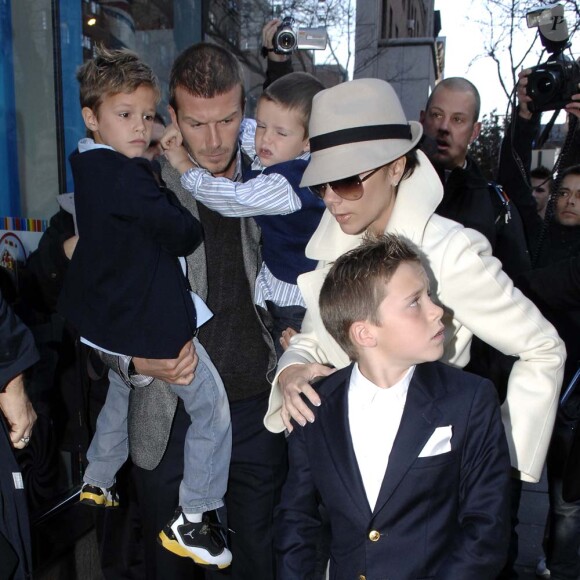 En novembre 2008, sortie avec leurs amis Tom Cruise et Katie Holmes ainsi que la petite Suri. La famille Beckham est au complet et carrément... lookée !