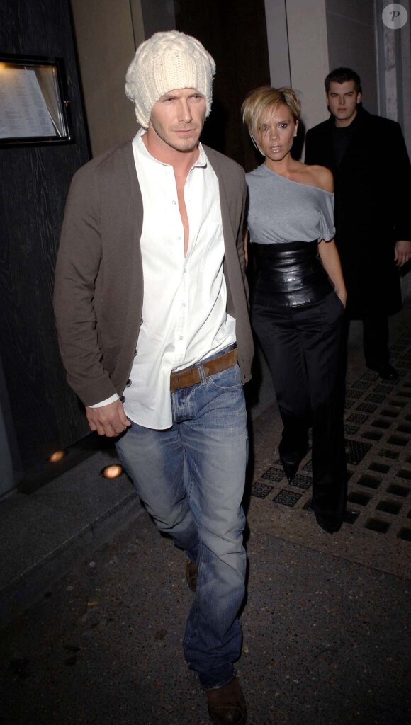 Plus stylés que jamais, David et Victoria Beckham sont désormais de véritables stars. Le détail qui tue : bonnet pour Monsieur et large ceinture pour Madame !