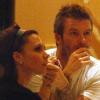 David et Victoria surpris lors d'un moment intime. Les deux tourtereaux dînent en amoureux au Claridges à Londres en février 2009. Un moment de tendresse avant de choisir le menu !