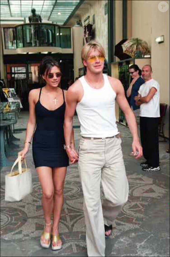 En mai 98, le couple n'a peut être pas encore tout bon côté style mais ils ont l'air au top de leur forme ! David voit définitivement la vie en rose à travers ses lunettes... jaunes !