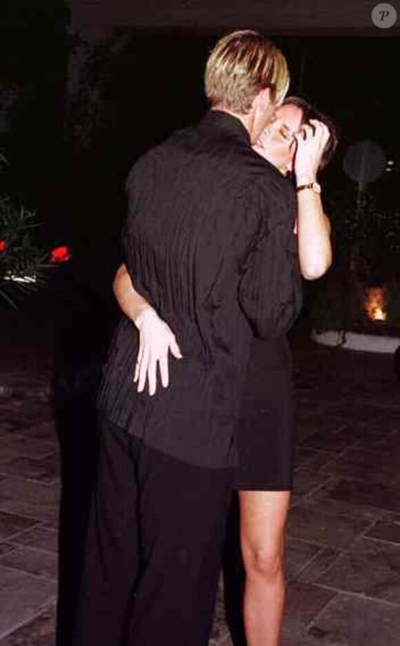 A Marbella en octobre 1998, les tourtereaux ne peuvent retenir leur passion. Une idylle... Caliente !