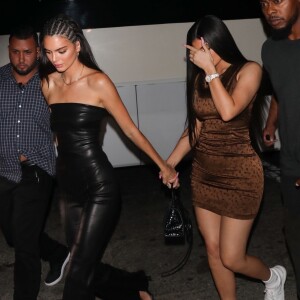 Kylie Jenner et sa soeur Kendall arrivent au club 'The Nice Guy' à West Hollywood, le 23 août 2019.