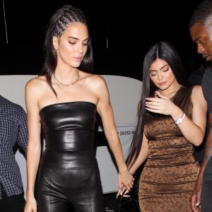 Kylie Jenner et sa soeur Kendall arrivent au club 'The Nice Guy' à West Hollywood, le 23 août 2019.