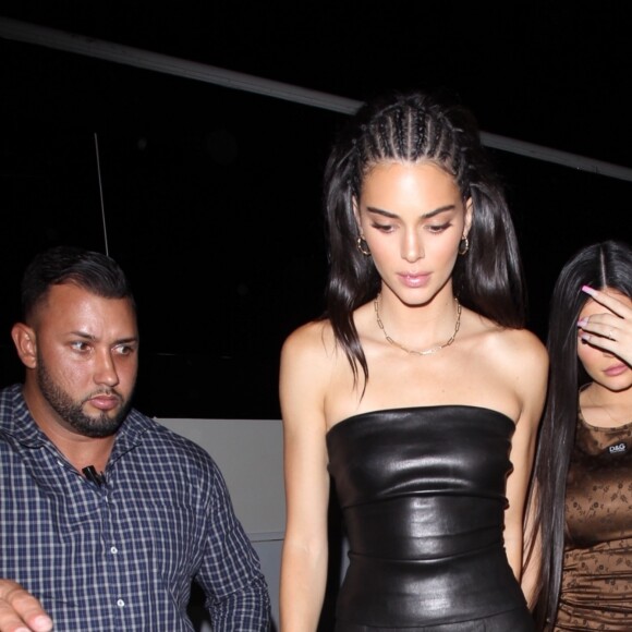 Kylie Jenner et sa soeur Kendall arrivent au club 'The Nice Guy' à West Hollywood, le 23 août 2019.