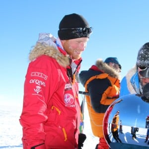 Le prince Harry et Ivan Castro - Arrivee du prince Harry au pole sud lors de la marche "Walking With The Wounded Challenge" le 13 décembre 2013. Le prince Harry a passe plus de trois semaines de marche 300 km (186 miles) au pole Sud.