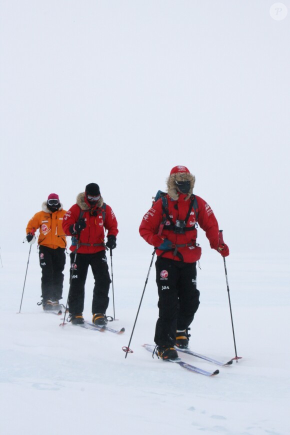 Le prince Harry à la base de Novo en Antarctique, ou il s'entraine pour une course caritative au profit de l'association "Walking With The Wounded", vers le Pole Sud, auprès de soldats blessés. Cette course de 334 kilometres aura lieu le 30 novembre et devrait durer 16 jours.