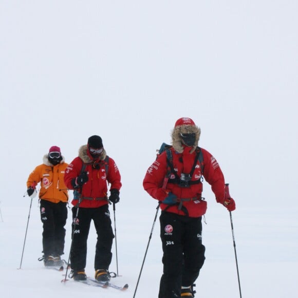 Le prince Harry à la base de Novo en Antarctique, ou il s'entraine pour une course caritative au profit de l'association "Walking With The Wounded", vers le Pole Sud, auprès de soldats blessés. Cette course de 334 kilometres aura lieu le 30 novembre et devrait durer 16 jours.