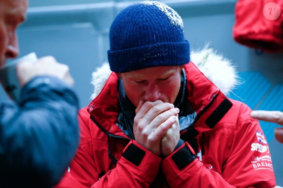 Le prince Harry passe une journée entière dans une chambre froide a moins de 35 degres, dans le cadre de son oeuvre de charité "Walking With The Wounded", a Nuneaton, le 17 septembre 2013. Une journee qui lui a servi d'entraînement afin de se préparer au trek qu'il effectuera à travers le Pôle Sud.