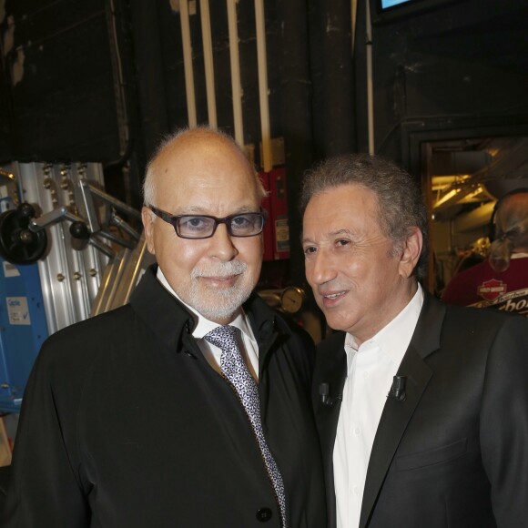 René Angélil et Michel Drucker lors de l'enregistrement de l'émission "Vivement dimanche" au Studio Gabriel à Paris, le 13 novembre 2013.