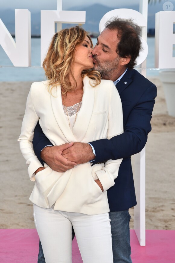 Ingrid Chauvin et son mari Thierry Peythieu durant un photocall pour la 1ère édition du festival Canneseries, à Cannes, sur la plage du Gray d'Albion, le 9 avril 2018 © Bruno Bebert / Bestimage