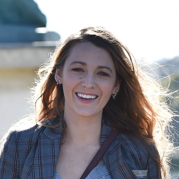 Blake Lively se balade sur le pont de Grenelle et devant la statue de la liberté à Paris le 25 septembre 2018.