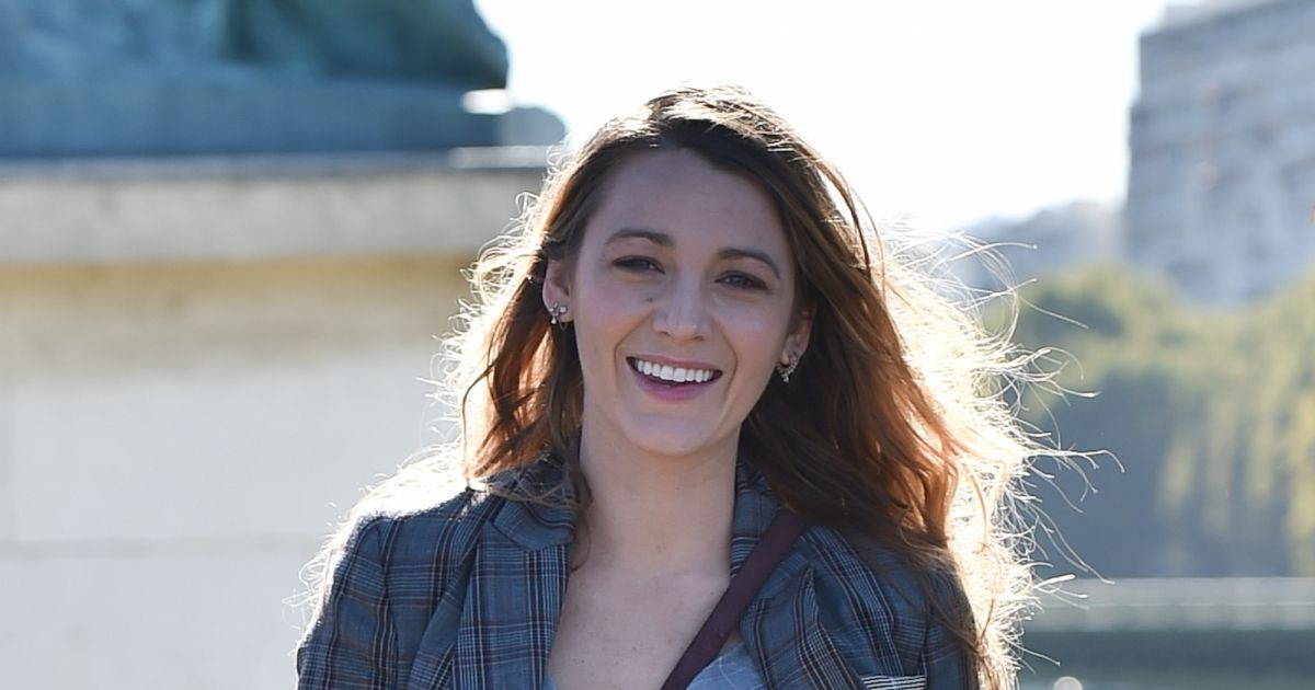 Blake Lively se balade sur le pont de Grenelle et devant la statue de