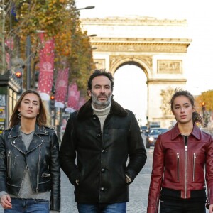 Exclusif - Rendez-vous avec Anthony Delon et ses filles Loup et Liv sur les Champs-Elysées à Paris, France, le 26 novembre 2017. © Philippe Doignon/Bestimage