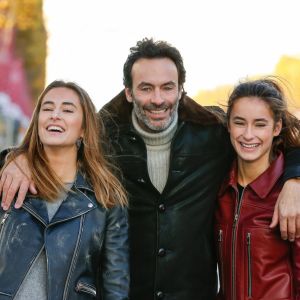 Exclusif - Rendez-vous avec Anthony Delon et ses filles Loup et Liv sur les Champs-Elysées à Paris, France, le 26 novembre 2017. © Philippe Doignon/Bestimage