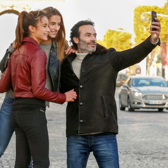 Exclusif - Rendez-vous avec Anthony Delon et ses filles Loup et Liv sur les Champs-Elysées à Paris, France, le 26 novembre 2017. © Philippe Doignon/Bestimage