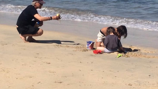 Nicola Sirkis : Rare photo de ses jeunes enfants à la plage
