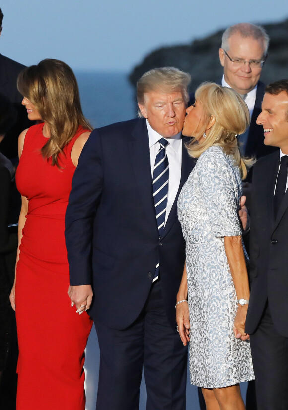 Le président américain Donald Trump avec sa femme Melania Trump, le président français Emmanuel Macron avec sa femme Brigitte Macron - Les dirigeants du G7 et leurs invités posent pour une photo de famille lors du sommet du G7 à Biarritz, France, le 25 août 2019. © Dominique Jacovides/Bestimage