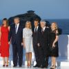 Le président américain Donald Trump avec sa femme Melania Trump, le président français Emmanuel Macron avec sa femme Brigitte Macron, le président chilien Sebastian Pinera avec sa femme Cecilia Morel - Les dirigeants du G7 et leurs invités posent pour une photo de famille lors du sommet du G7 à Biarritz, France, le 25 août 2019. © Dominique Jacovides/Bestimage