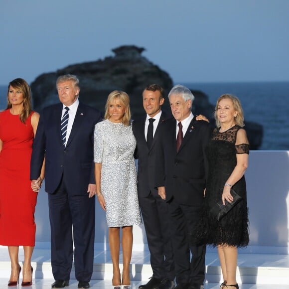 Le président américain Donald Trump avec sa femme Melania Trump, le président français Emmanuel Macron avec sa femme Brigitte Macron, le président chilien Sebastian Pinera avec sa femme Cecilia Morel - Les dirigeants du G7 et leurs invités posent pour une photo de famille lors du sommet du G7 à Biarritz, France, le 25 août 2019. © Dominique Jacovides/Bestimage