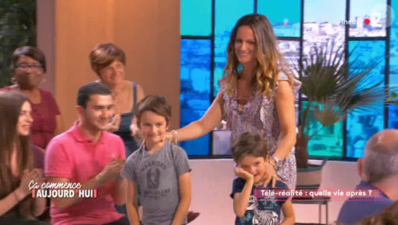 Olivier du "Bachelor" avec sa famille sur le plateau de "Ça commence aujourd'hui", mardi 27 août 2019, sur France 2