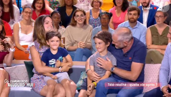 Olivier du "Bachelor" avec sa famille sur le plateau de "Ça commence aujourd'hui", mardi 27 août 2019, sur France 2