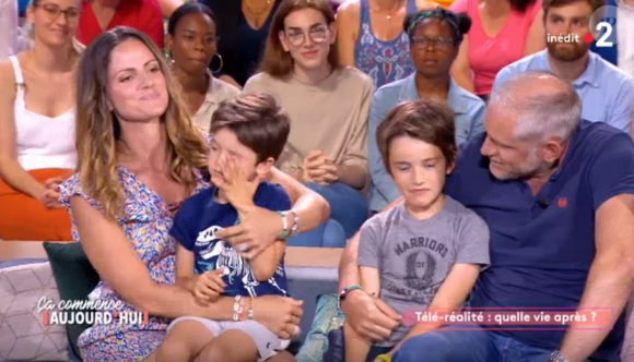 Olivier du "Bachelor" avec sa famille sur le plateau de "Ça commence aujourd'hui", mardi 27 août 2019, sur France 2