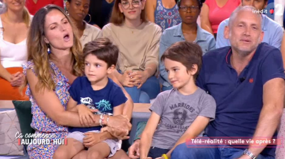 Olivier du "Bachelor" avec sa famille sur le plateau de "Ça commence aujourd'hui", mardi 27 août 2019, sur France 2