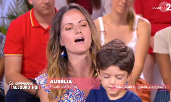 Olivier du "Bachelor" avec sa famille sur le plateau de "Ça commence aujourd'hui", mardi 27 août 2019, sur France 2