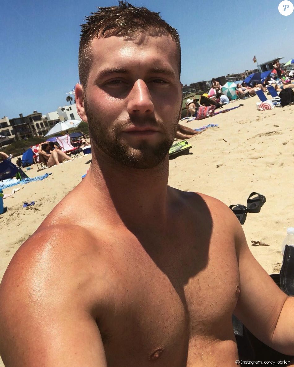 Corey O Brien en mode selfie   la plage en Californie le 